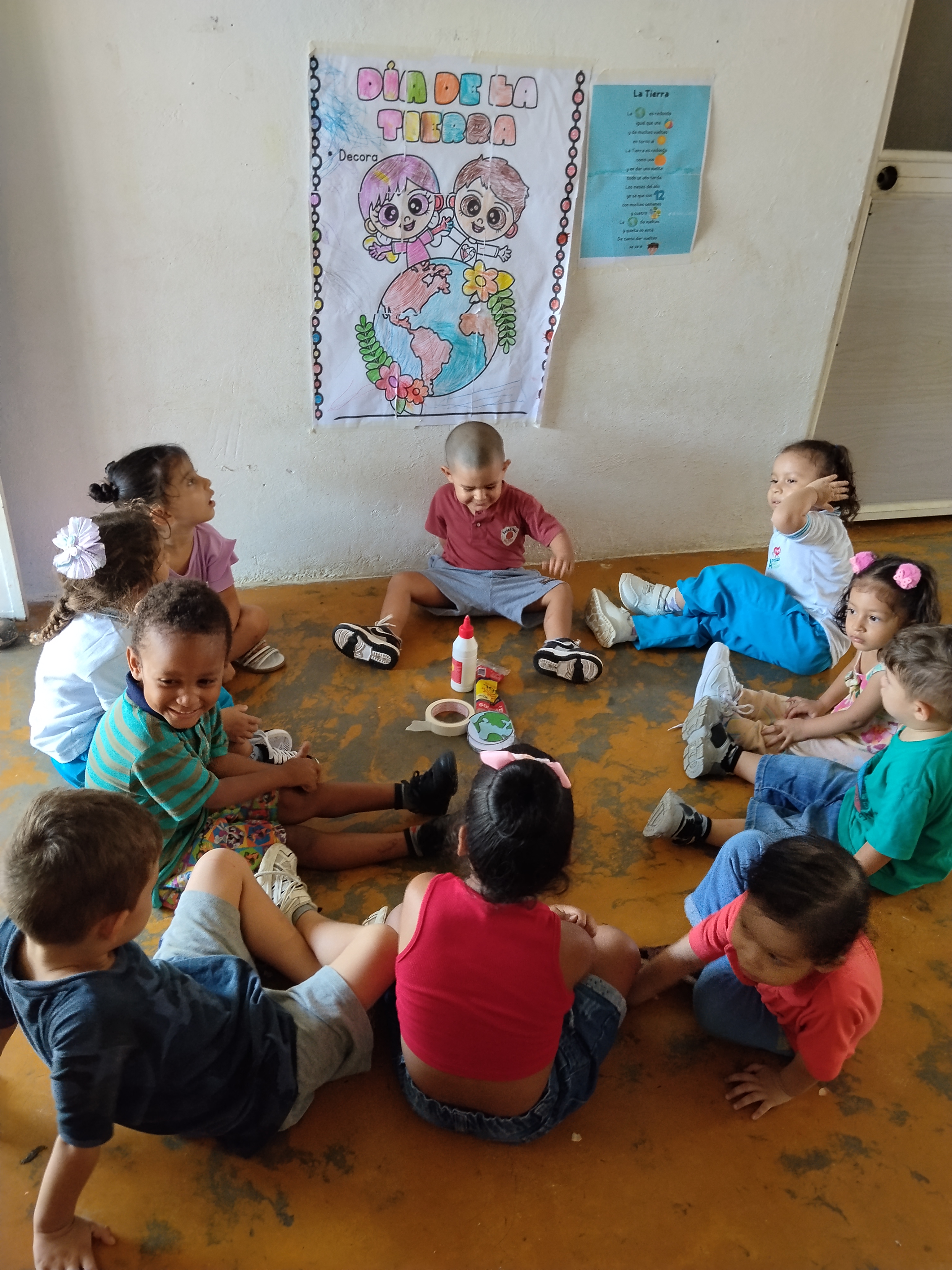 Niños en círculo de aprendizaje